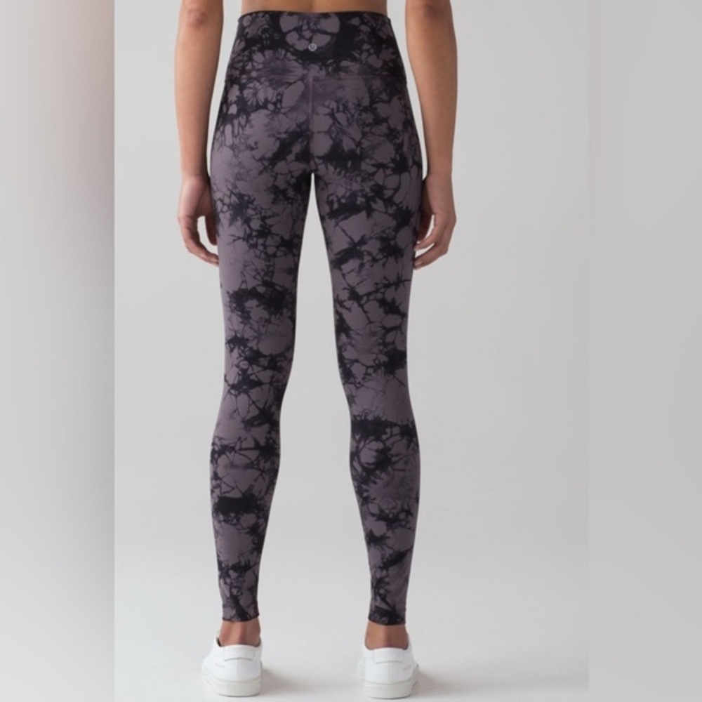 Lululemon Wunder Under Pant (Hi-Rise) Shibori
Shibori Magnum Black size 6